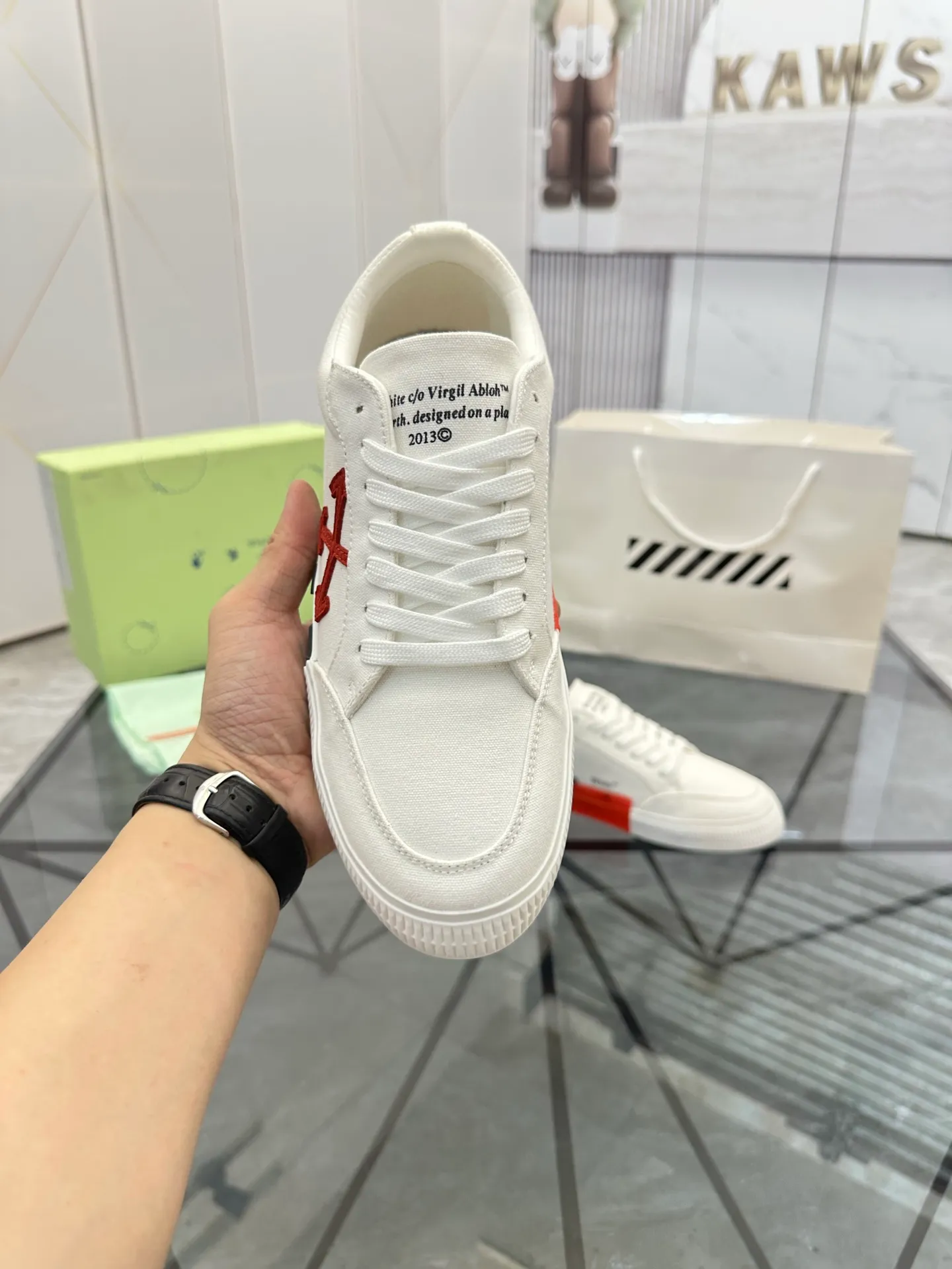Selling men's shoes 💰: 💰P440¥ Product trademark: OFF WHITE *"OFF WHITE*" low-top casual shoes Regular size: 35-45 (can be customized to 46) Couple style Product materials: Original fabric from the upper counter, breathable lining, original outsole. No.: H203
